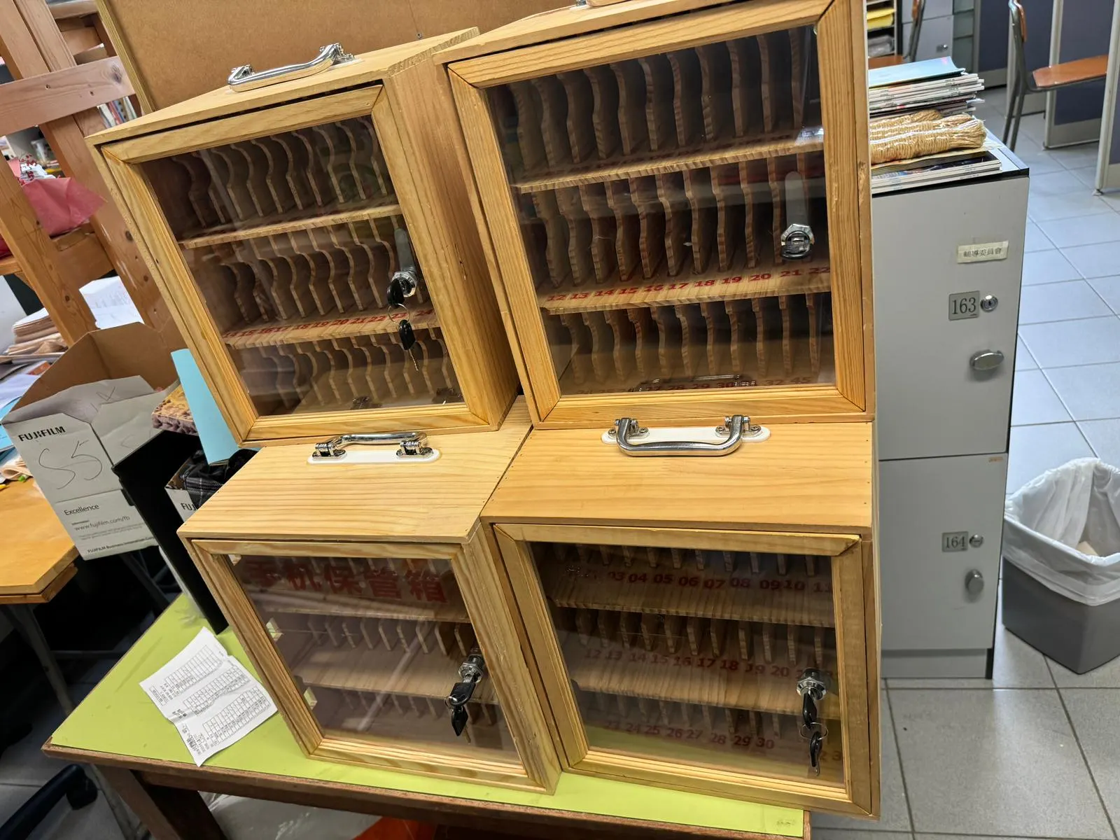 明鑄慈善基金致力於為中學校園度身訂造和捐贈手機存放櫃，以解決校園保安問題和維護課堂秩序。