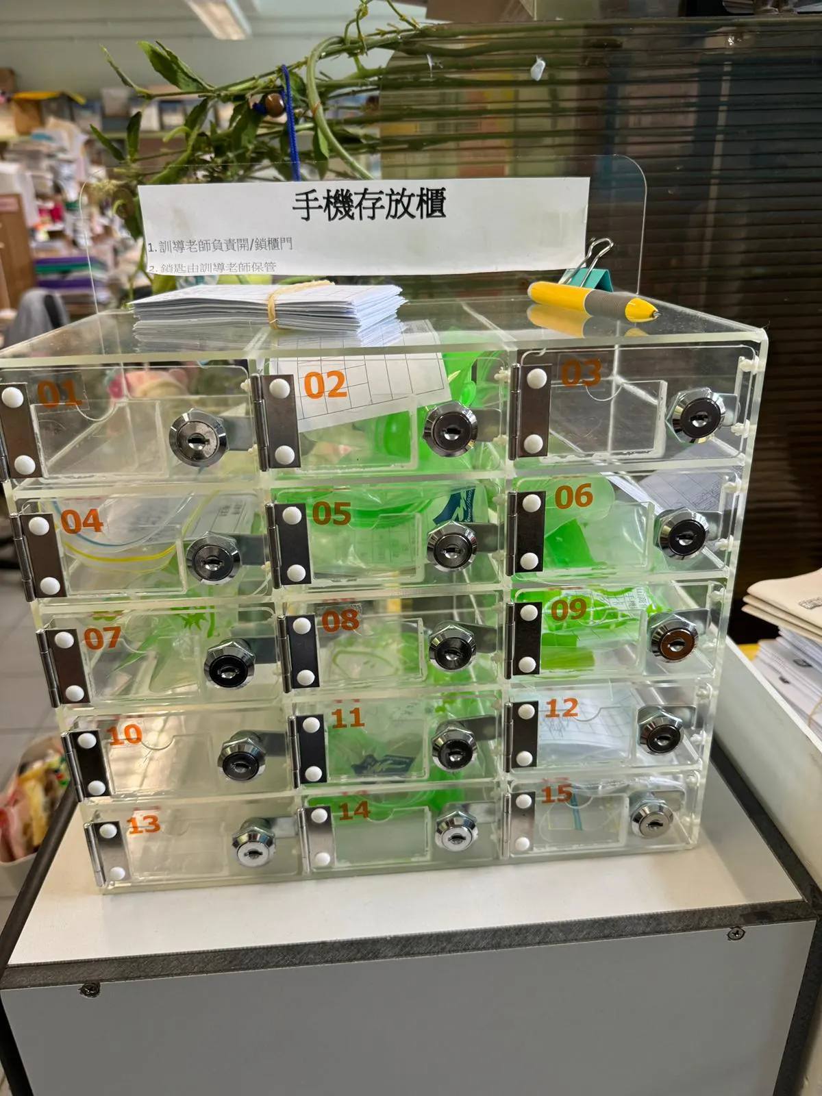 明鑄慈善基金致力於為中學校園度身訂造和捐贈手機存放櫃，以解決校園保安問題和維護課堂秩序。