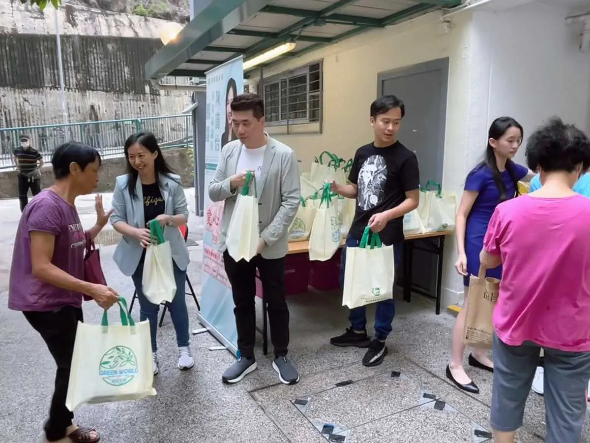 明鑄慈善基金與名人黎諾懿、陳藹怡議員等人攜手垂范，親力親為，為基層市民提供溫暖。