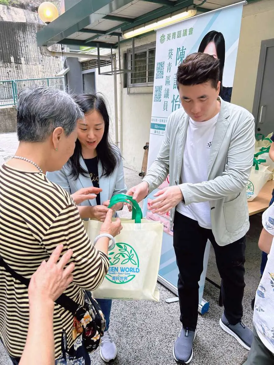 明鑄慈善基金與名人黎諾懿、陳藹怡議員等人攜手垂范，親力親為，為基層市民提供溫暖。