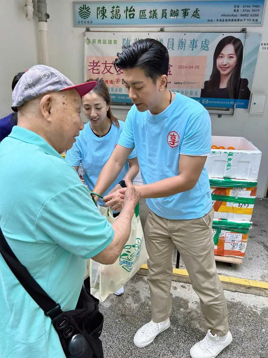 明鑄慈善基金與名人黎諾懿、陳藹怡議員等人攜手垂范，親力親為，為基層市民提供溫暖。