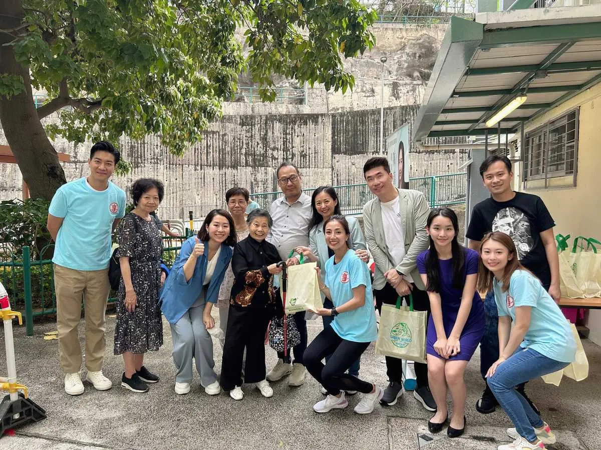 明鑄慈善基金與名人黎諾懿、陳藹怡議員等人攜手垂范，親力親為，為基層市民提供溫暖。
